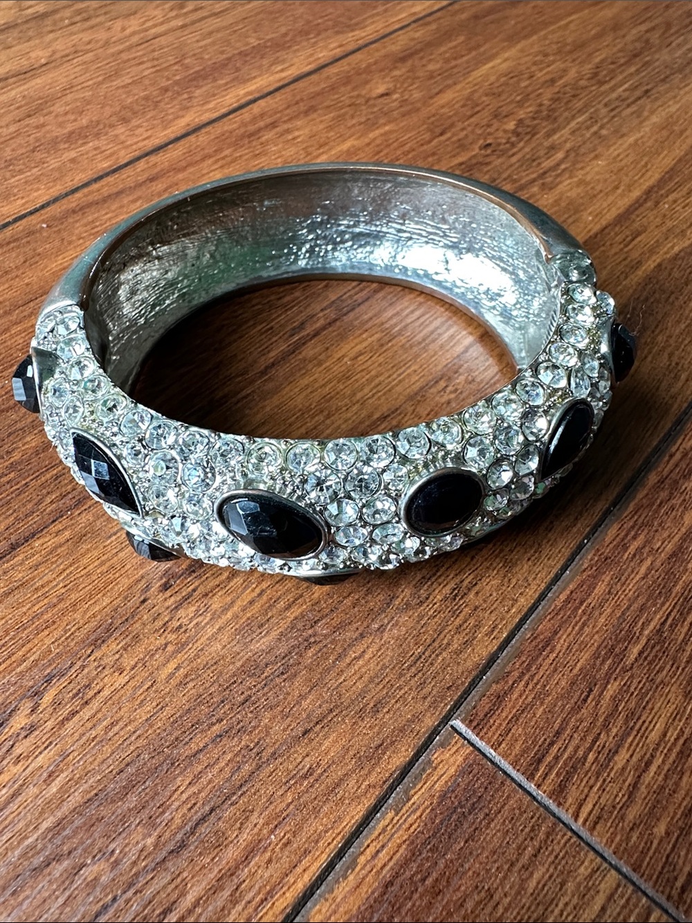 🔘🔘EUC Crystal Faux Rhinestone Bangle with Black Cabochons🔘🔘